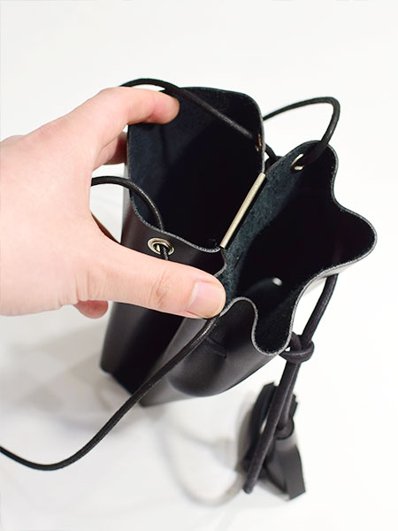 FLOAT POUCH -BLACK- | IN ONLINE STORE