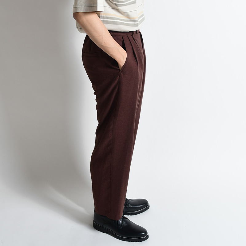 TUCK EASY TAPERED PANTS -BROWN- | IN ONLINE STORE