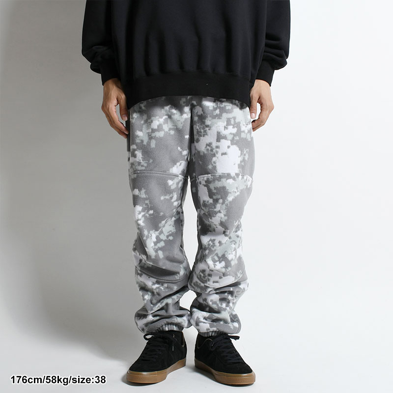 SLIM TAPERED TROUSERS -CAMO- | IN ONLINE STORE