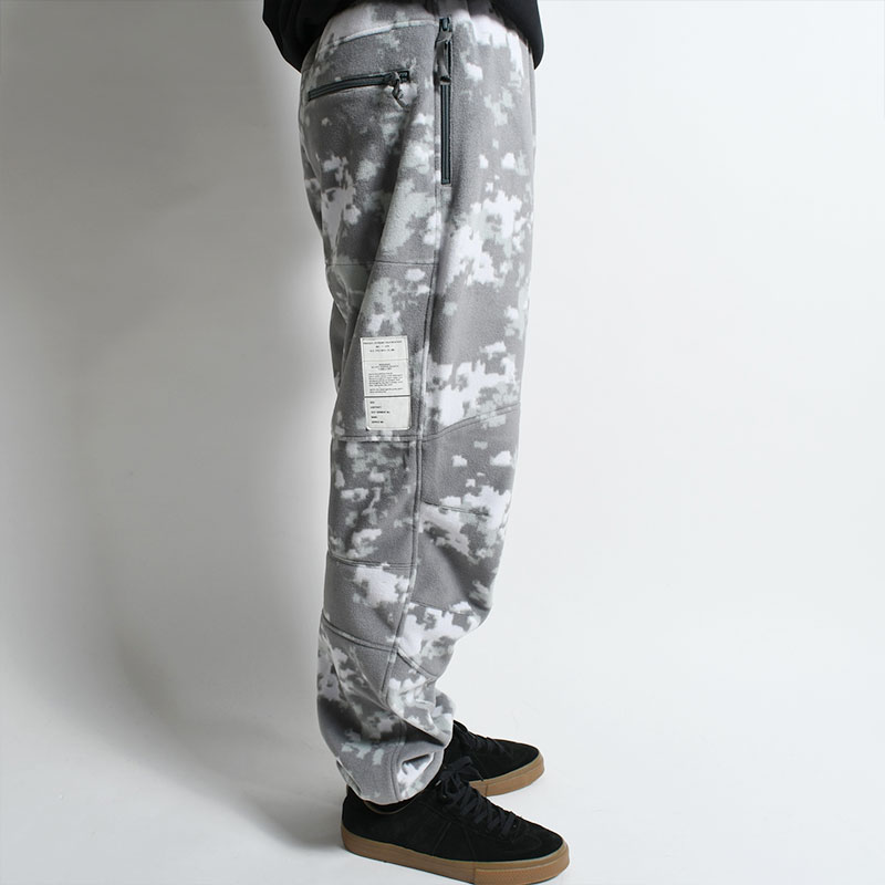 SLIM TAPERED TROUSERS -CAMO- | IN ONLINE STORE