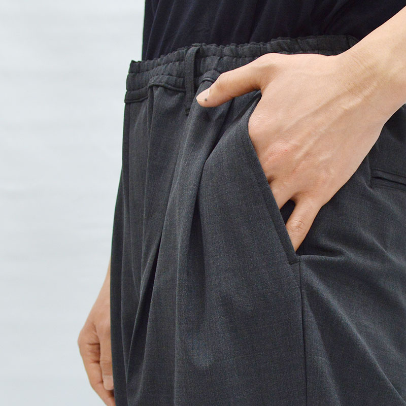 WIDE TAPERD EASY SLACKS -CHARCOAL- | IN ONLINE STORE