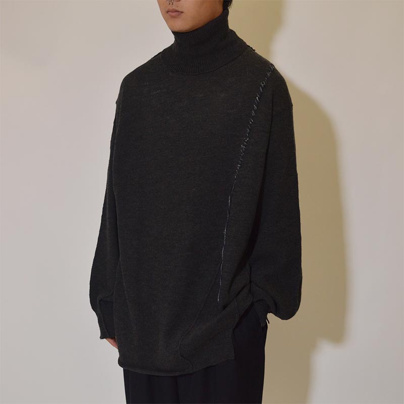 DIAGONAL SEAM DETAIL KNITTED TURTLENECK -CHARCOAL-