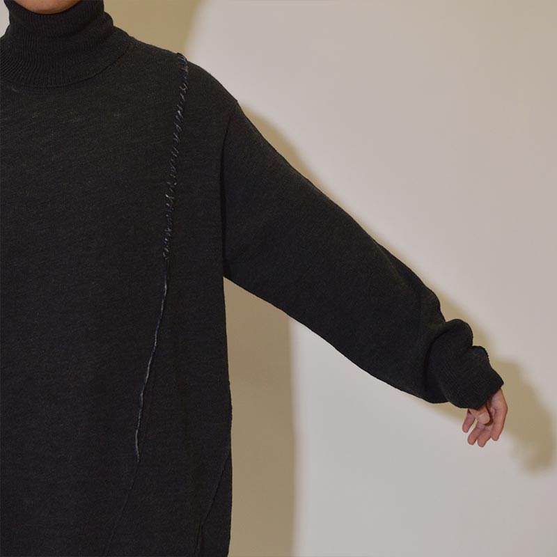DIAGONAL SEAM DETAIL KNITTED TURTLENECK -CHARCOAL-