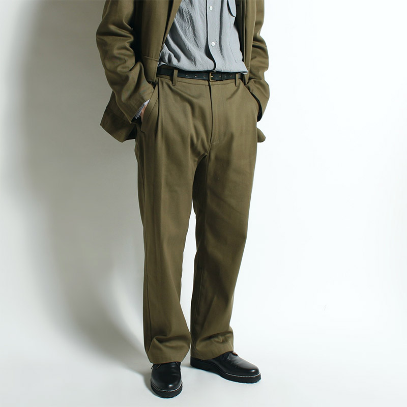 RELAXED PLEAT TROUSER -OLIVE-