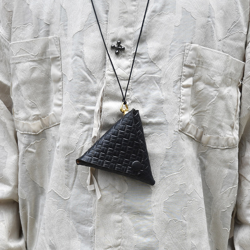 LEATHER TRIANGLE COINCASE -BLACK-