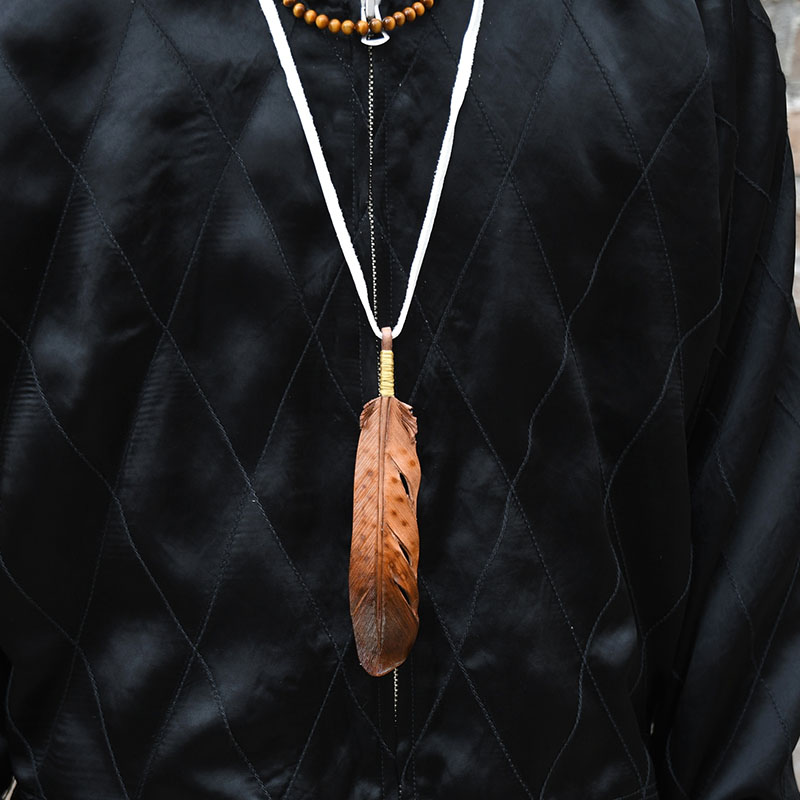 LEATHER CAVING FEATHER COLOR NECKLACE -BEIGE-