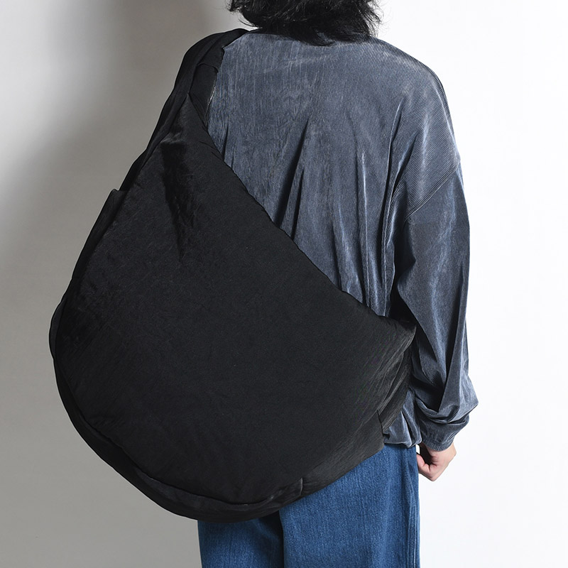 ANNIE PUFFER BIG MOON BAG / CERATO BRIGHT -BLACK-