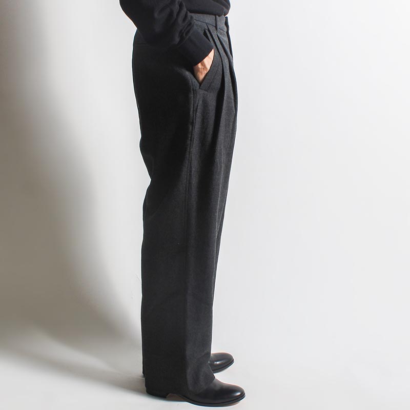 WIDE PLEAT TROUSER -CHARCOAL-