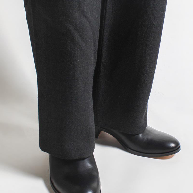 WIDE PLEAT TROUSER -CHARCOAL-