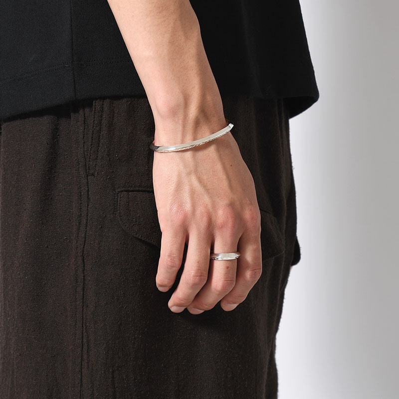 DOUBLE FACE ETHNOS BANGLE -SILVER-