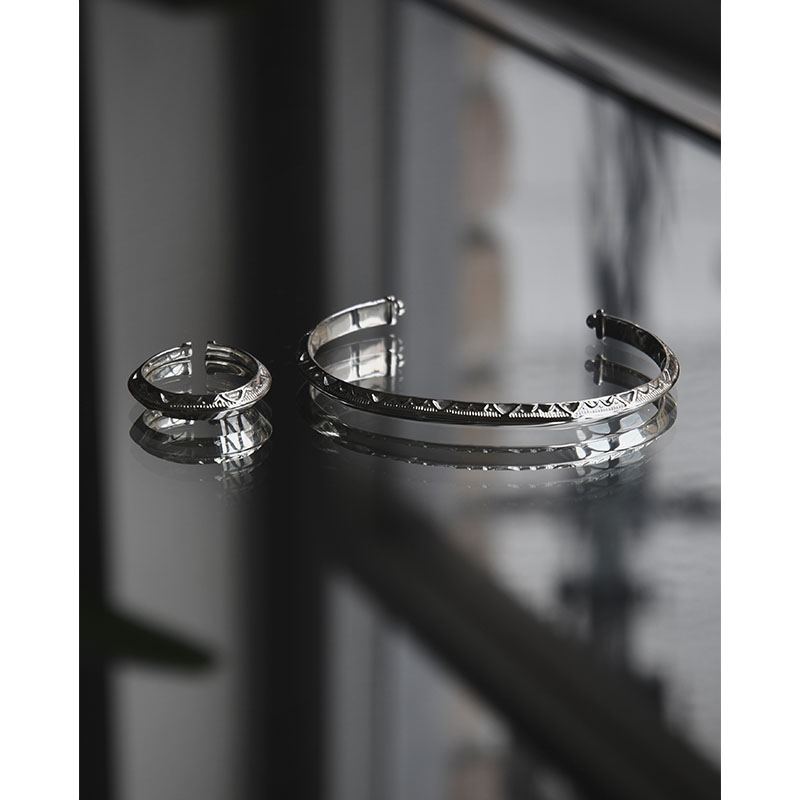 DOUBLE FACE ETHNOS BANGLE -SILVER-