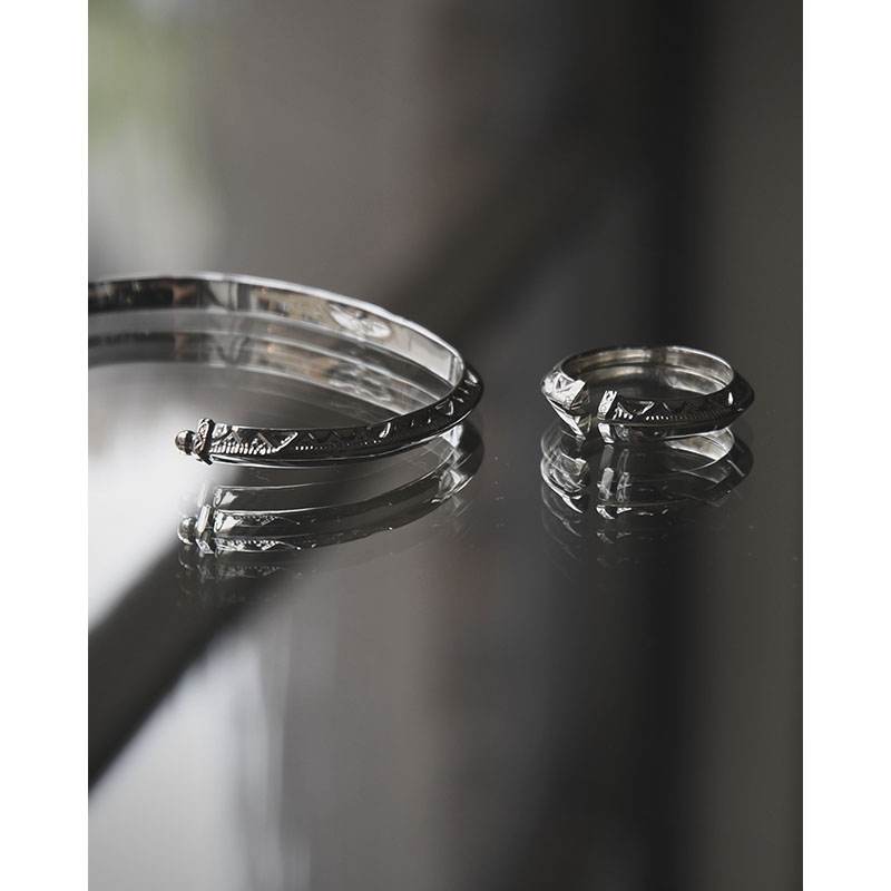 DOUBLE FACE ETHNOS BANGLE -SILVER-