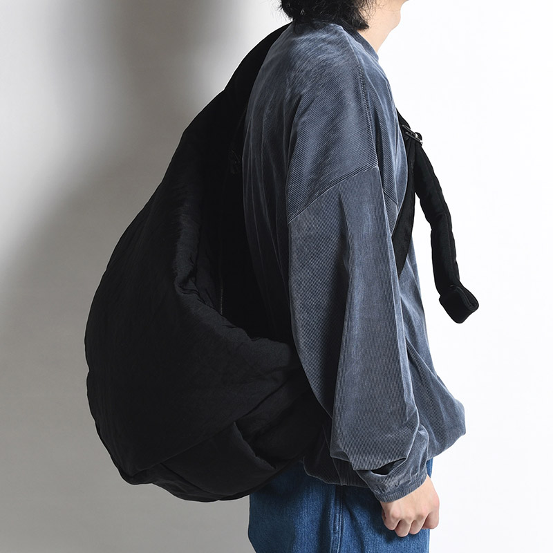 ANNIE PUFFER BIG MOON BAG / CERATO BRIGHT -BLACK-