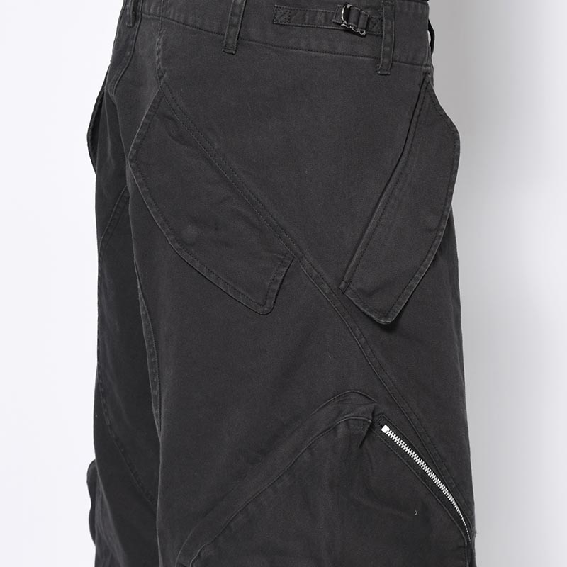 3D TWISTED CARGO SHORTS -BLACK-