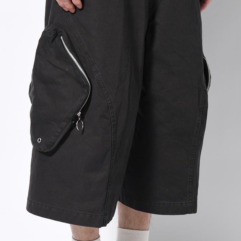 3D TWISTED CARGO SHORTS -BLACK-