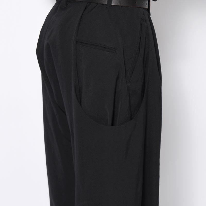 2TUCK CURVED LEG TROUSERS -BLACK-