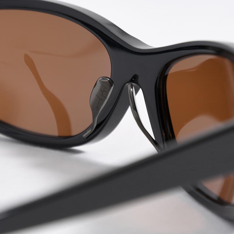 BLACK ACETATE CURVE SUNGLASSES -BROWN-