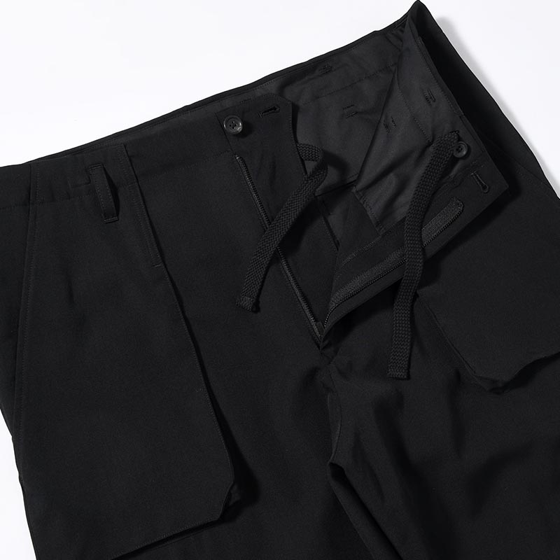 WOOL GABARDINE POCKET DETAIL PANTS -BLACK-