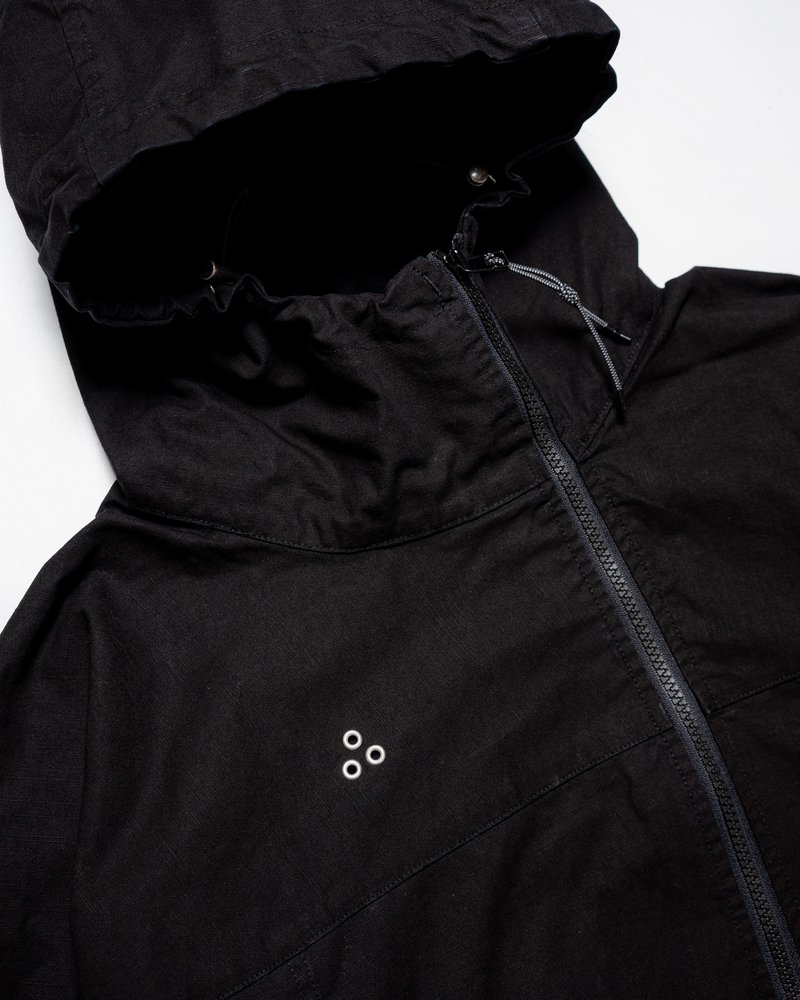 TREATED CURVED ZIP MOUNTAIN PARKA -BLACK-