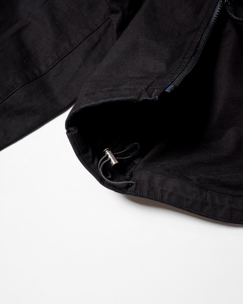 TREATED CURVED ZIP MOUNTAIN PARKA -BLACK-