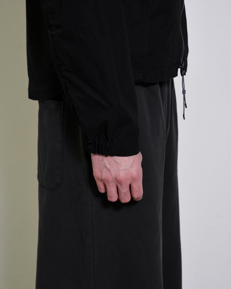 TREATED CURVED ZIP MOUNTAIN PARKA -BLACK-