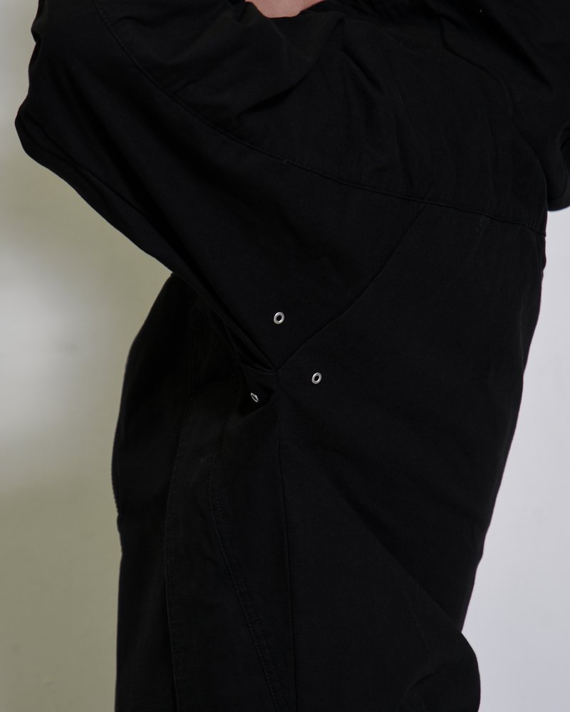 TREATED CURVED ZIP MOUNTAIN PARKA -BLACK-