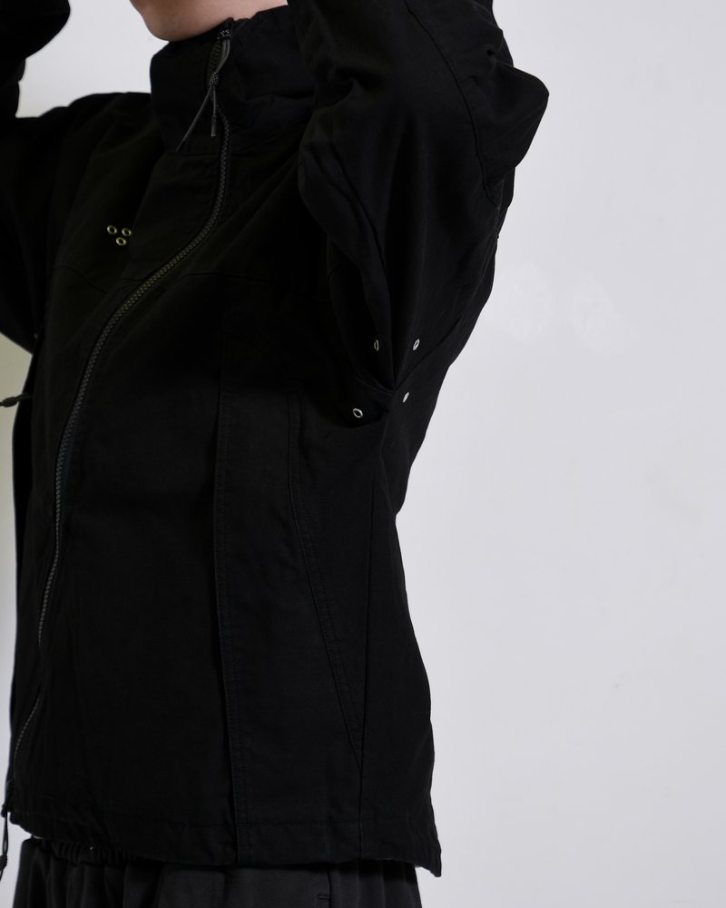 TREATED CURVED ZIP MOUNTAIN PARKA -BLACK-