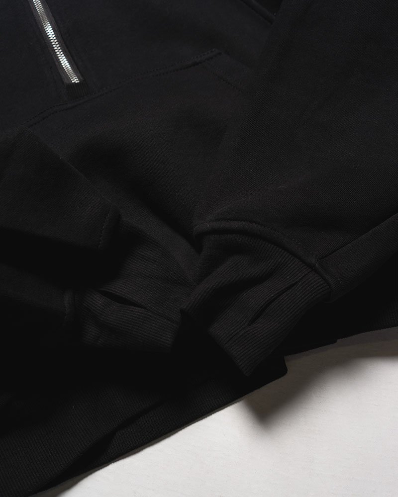 PANEL-SWITCHING HALF-ZIP HOODIE -BLACK-
