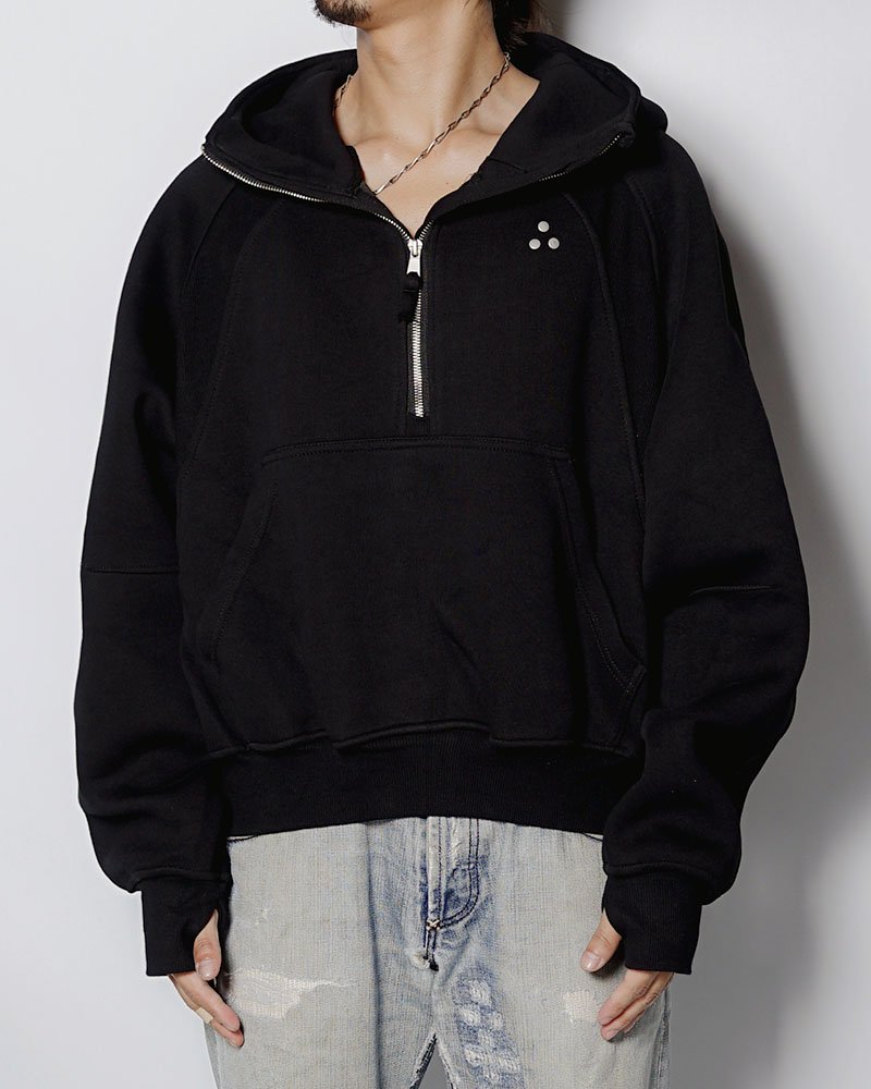 PANEL-SWITCHING HALF-ZIP HOODIE -BLACK-