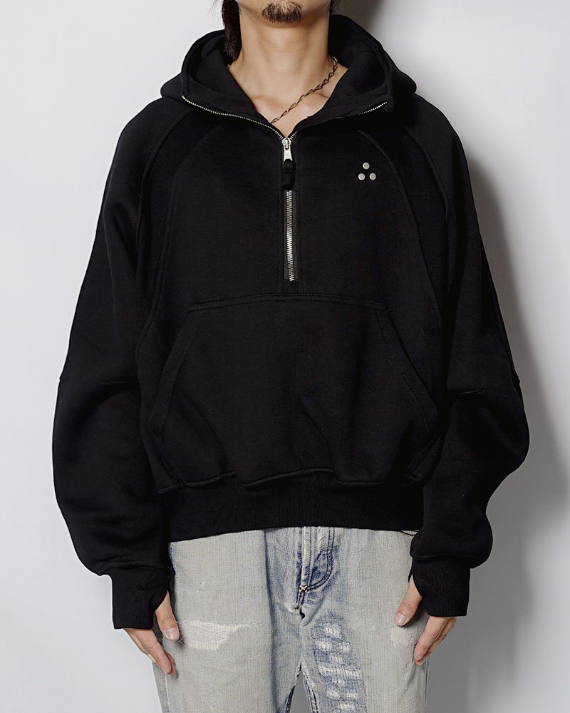 PANEL-SWITCHING HALF-ZIP HOODIE -BLACK-