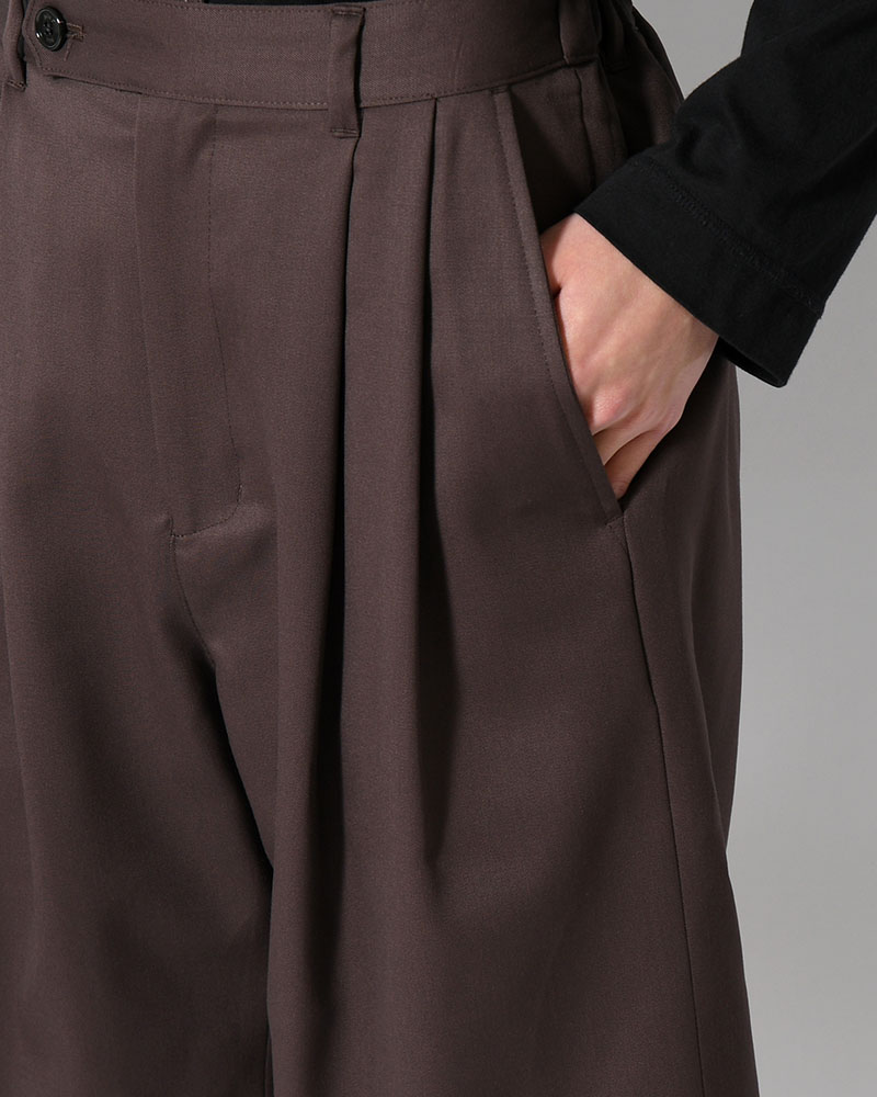 2TUCK EASY SHORTS -BROWN-