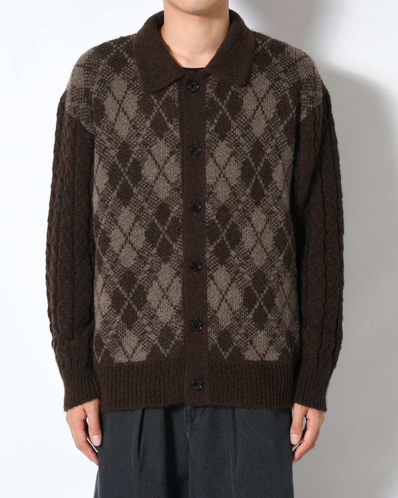 COLLARED ARGYLE CARDIGAN -BROWN-