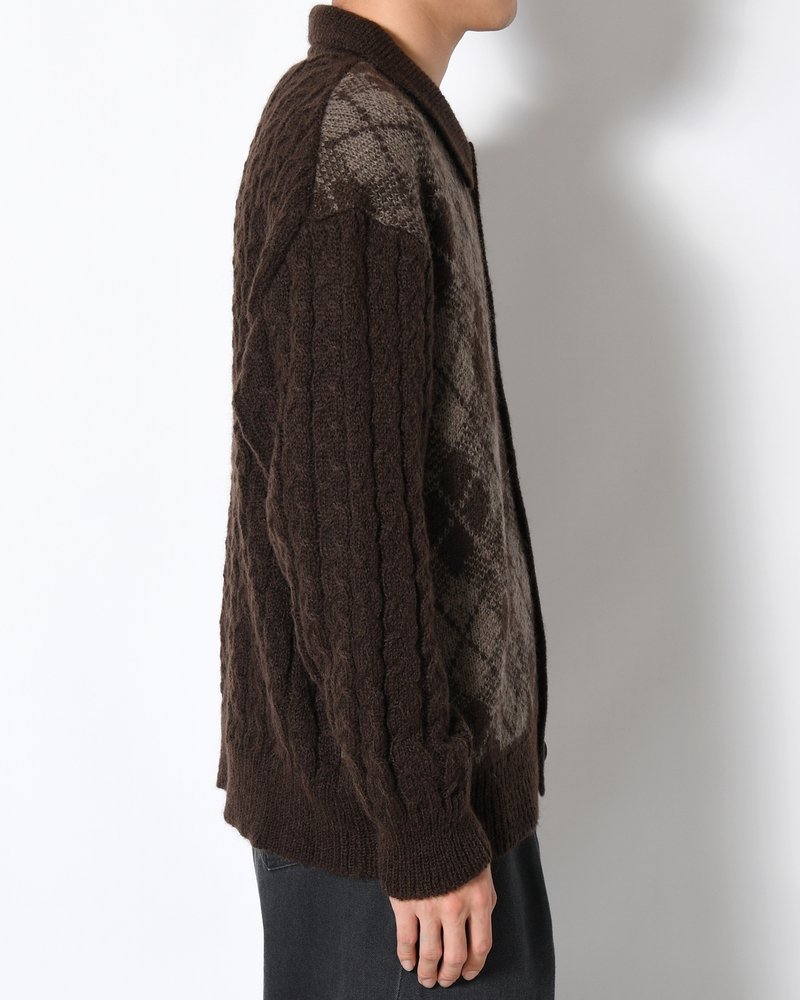 COLLARED ARGYLE CARDIGAN -BROWN-