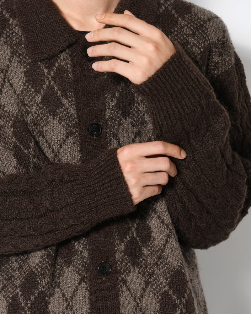 COLLARED ARGYLE CARDIGAN -BROWN-