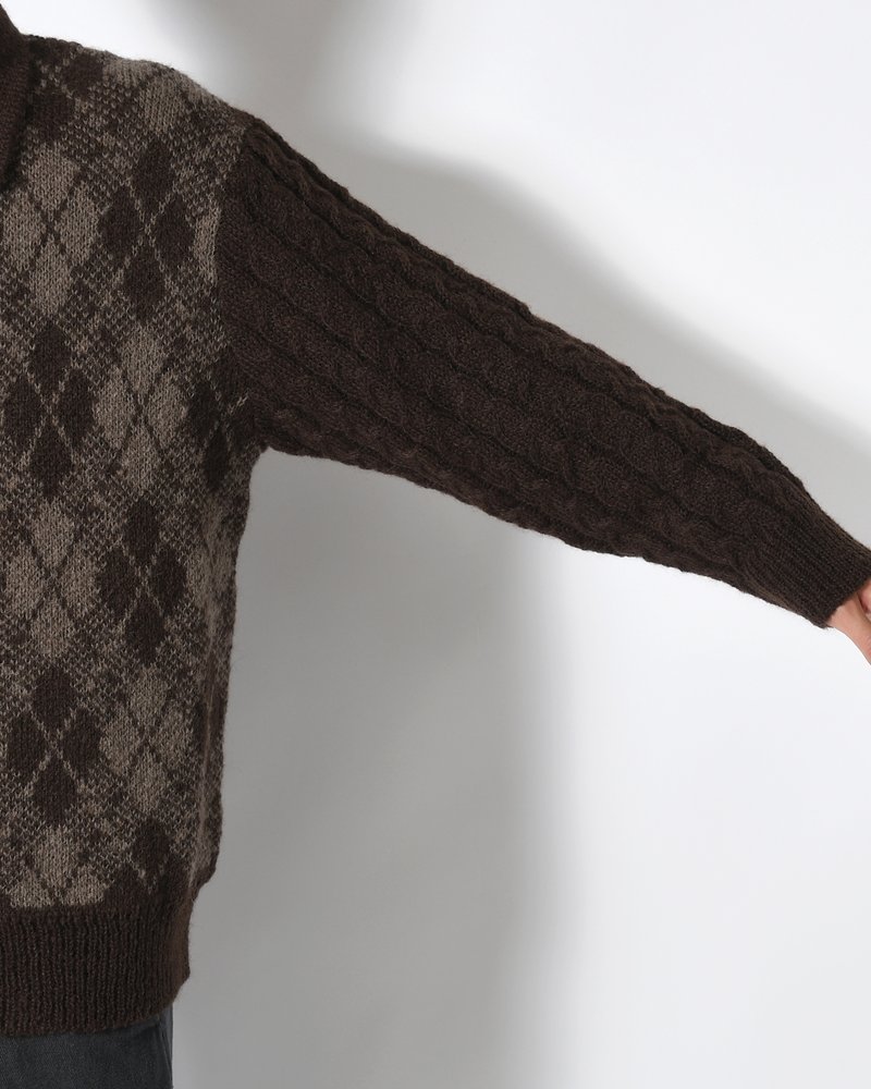 COLLARED ARGYLE CARDIGAN -BROWN-