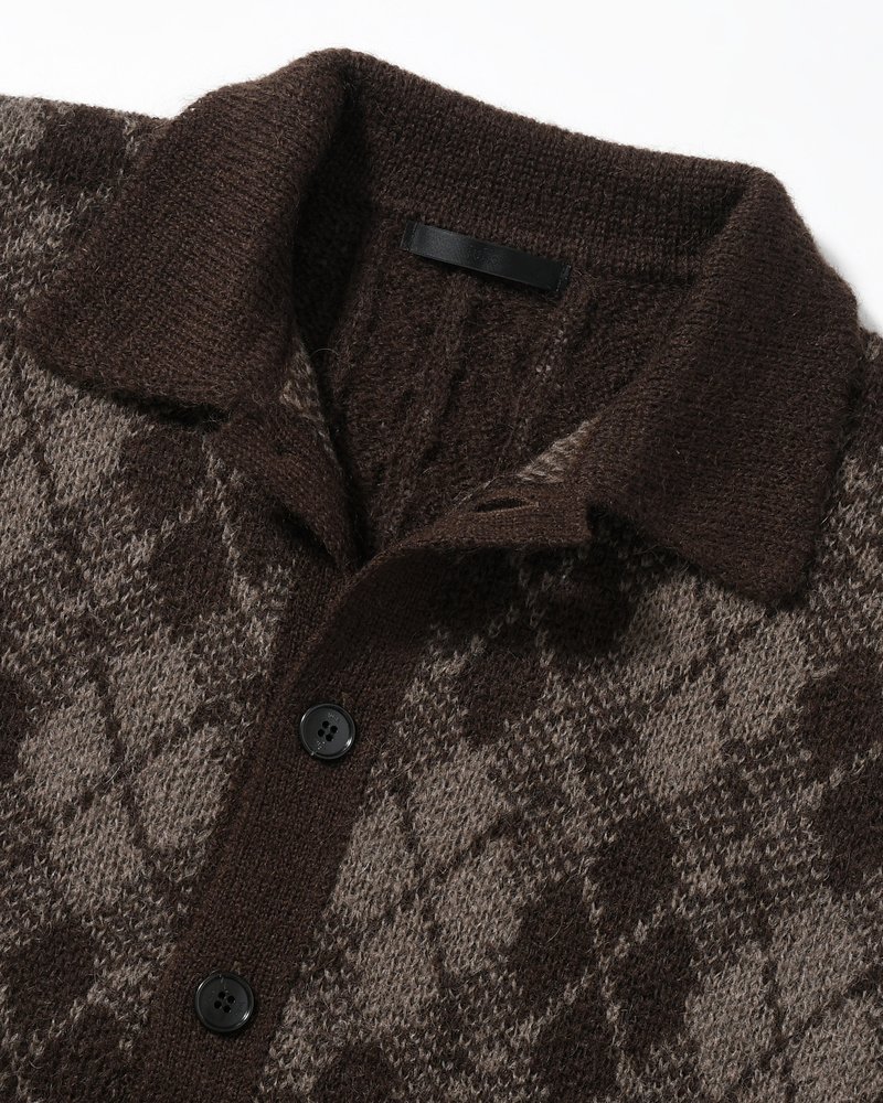 COLLARED ARGYLE CARDIGAN -BROWN-