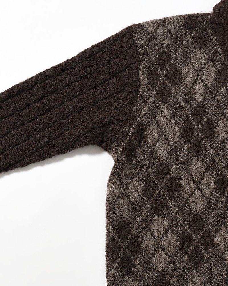 COLLARED ARGYLE CARDIGAN -BROWN-