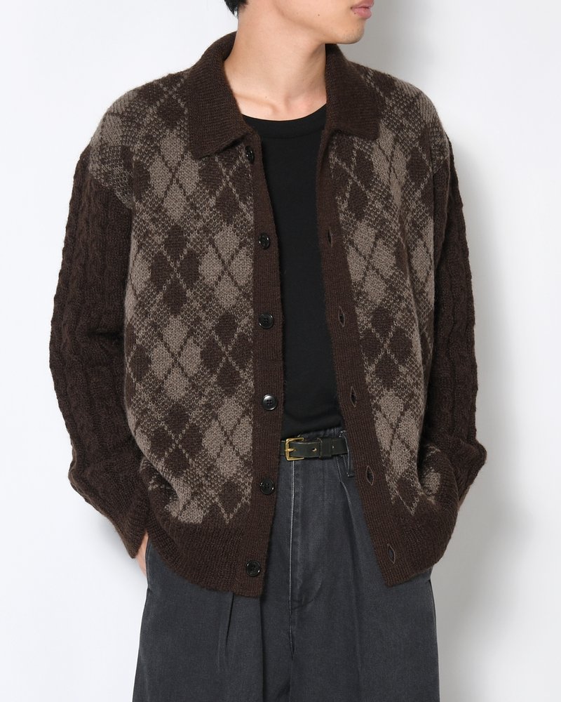 COLLARED ARGYLE CARDIGAN -BROWN-