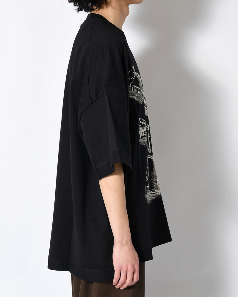 A ZOOM OF A ROOM -BLACK-