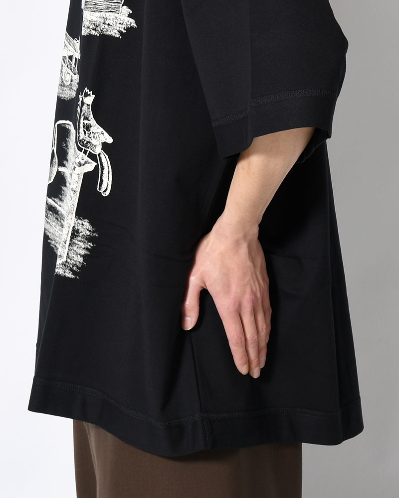 A ZOOM OF A ROOM -BLACK-