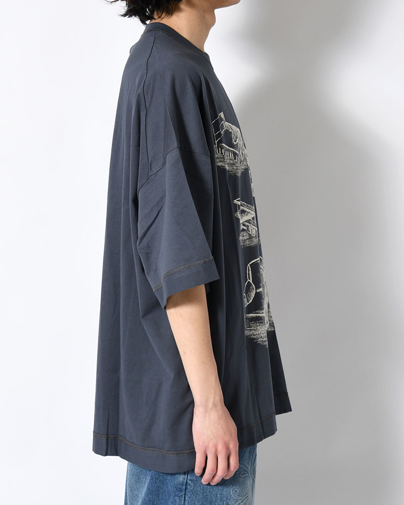 A ZOOM OF A ROOM -SLATE-