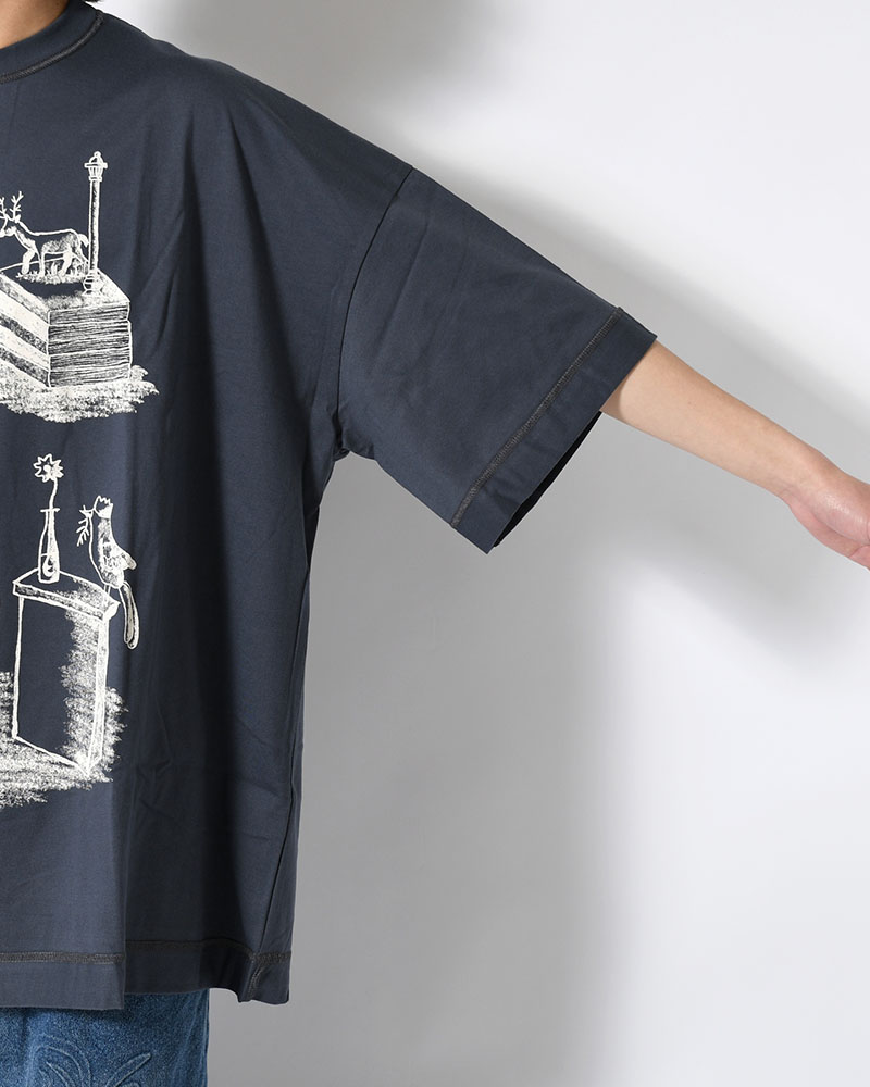 A ZOOM OF A ROOM -SLATE-