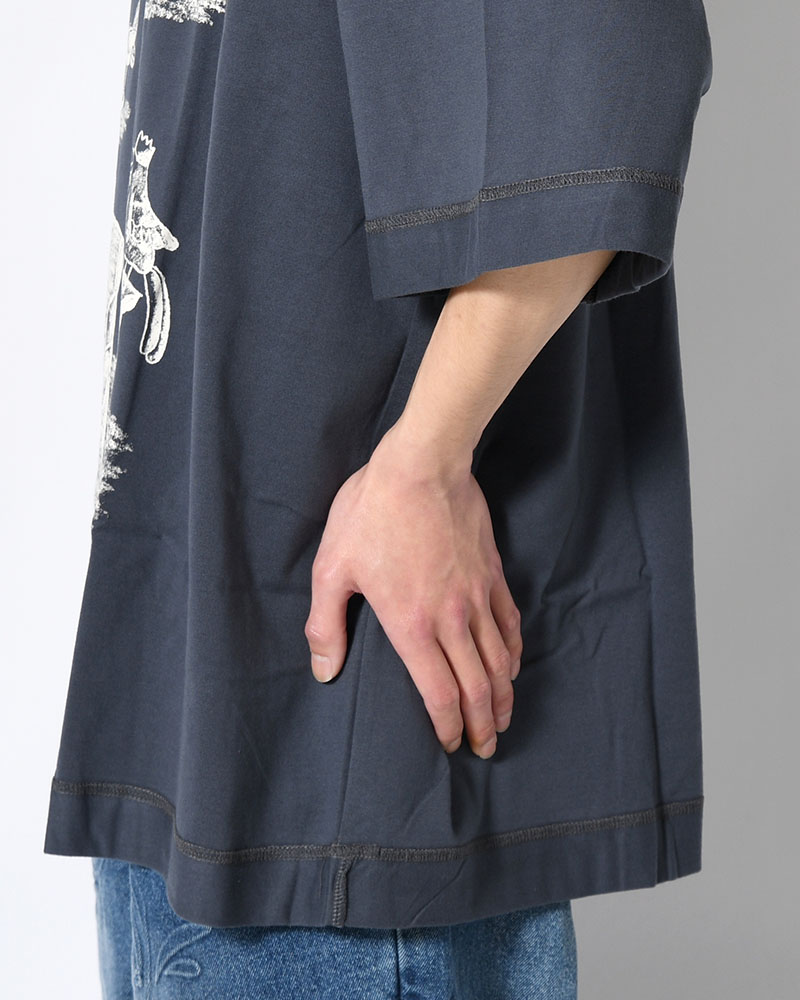 A ZOOM OF A ROOM -SLATE-