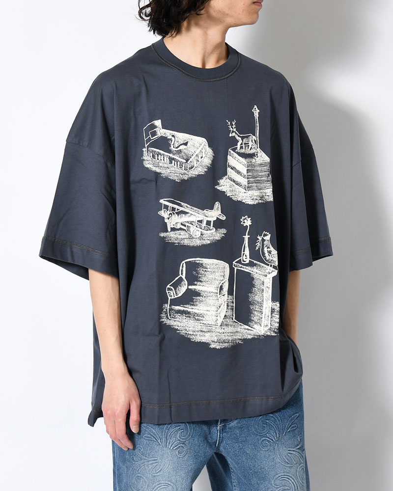 A ZOOM OF A ROOM -SLATE-