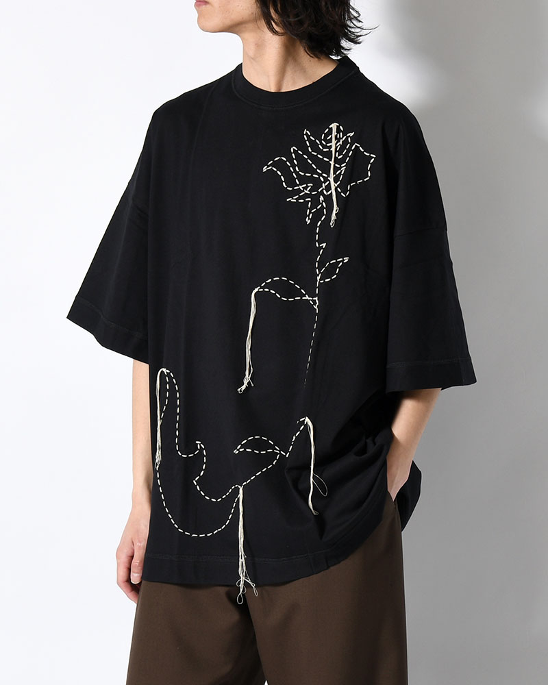 THE MOONED FLOWER IS STITCHED ON YOUR BODY -BLACK-