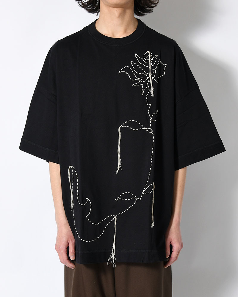 THE MOONED FLOWER IS STITCHED ON YOUR BODY -BLACK-