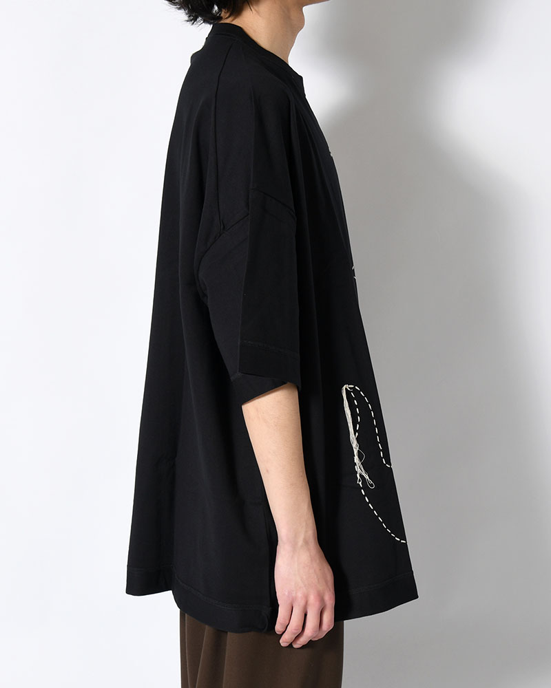 THE MOONED FLOWER IS STITCHED ON YOUR BODY -BLACK-