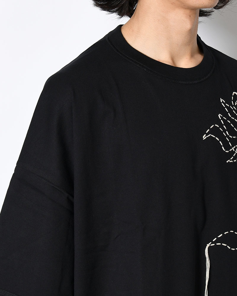 THE MOONED FLOWER IS STITCHED ON YOUR BODY -BLACK-