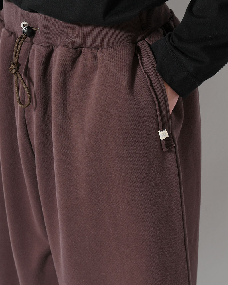 NOCTIS (BAGGY SWEAT PANTS) CUT OFF -BROWN-