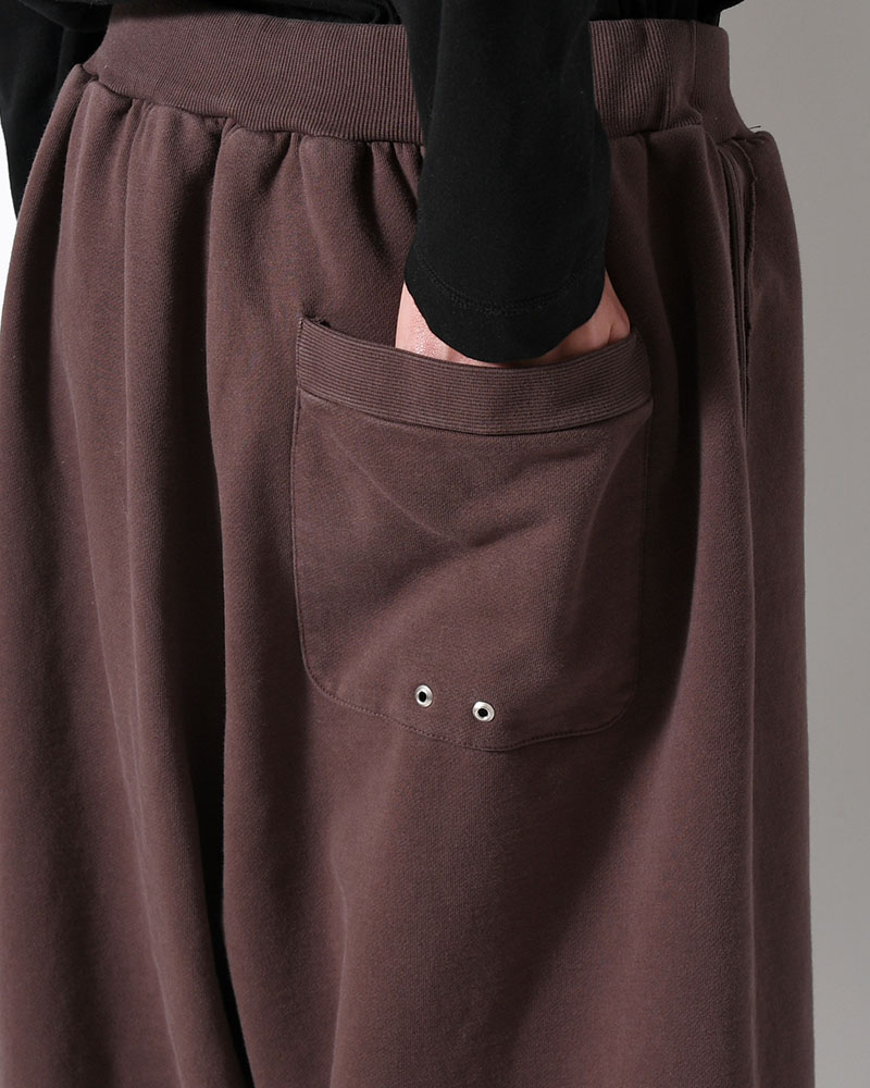 NOCTIS (BAGGY SWEAT PANTS) CUT OFF -BROWN-